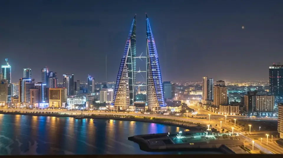 برجا مركز البحرين التجاري العالمي ليلًا
